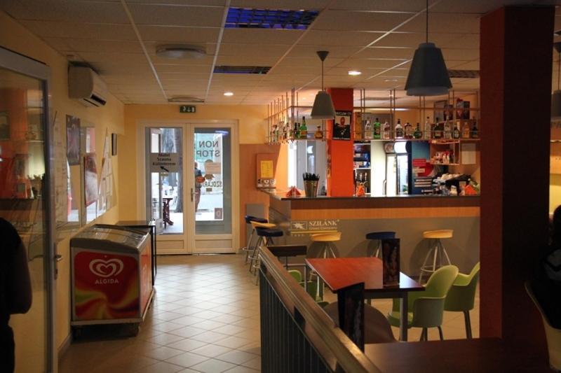 Teke Bowling Centrum Es Sport Panzio Szeged Eksteriør bilde